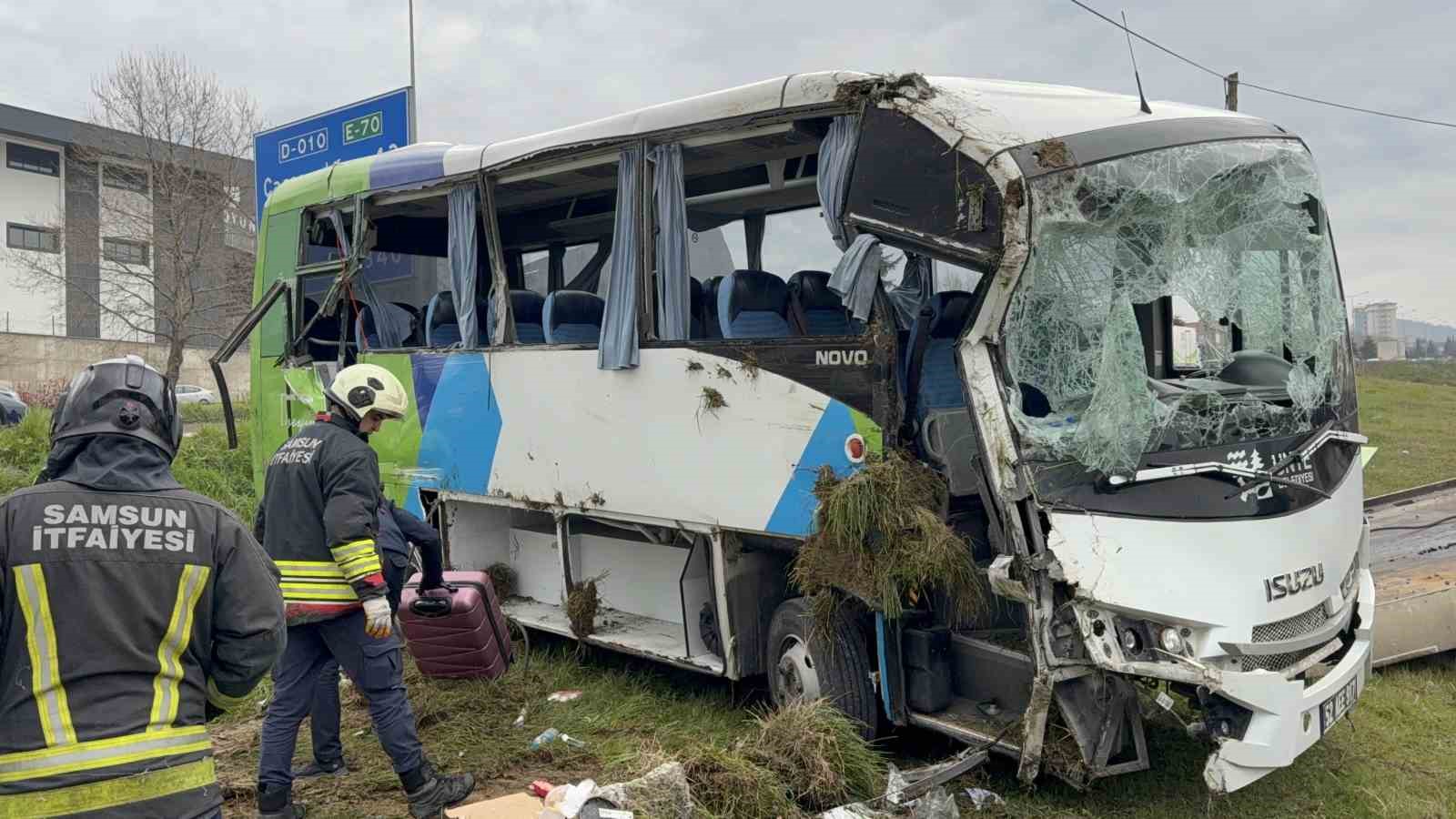 istanbuldan yarismadan donen ogrencileri tasiyan midibus sarampole devrildi 9u ogrenci 15 yarali 11 gGrTYPah