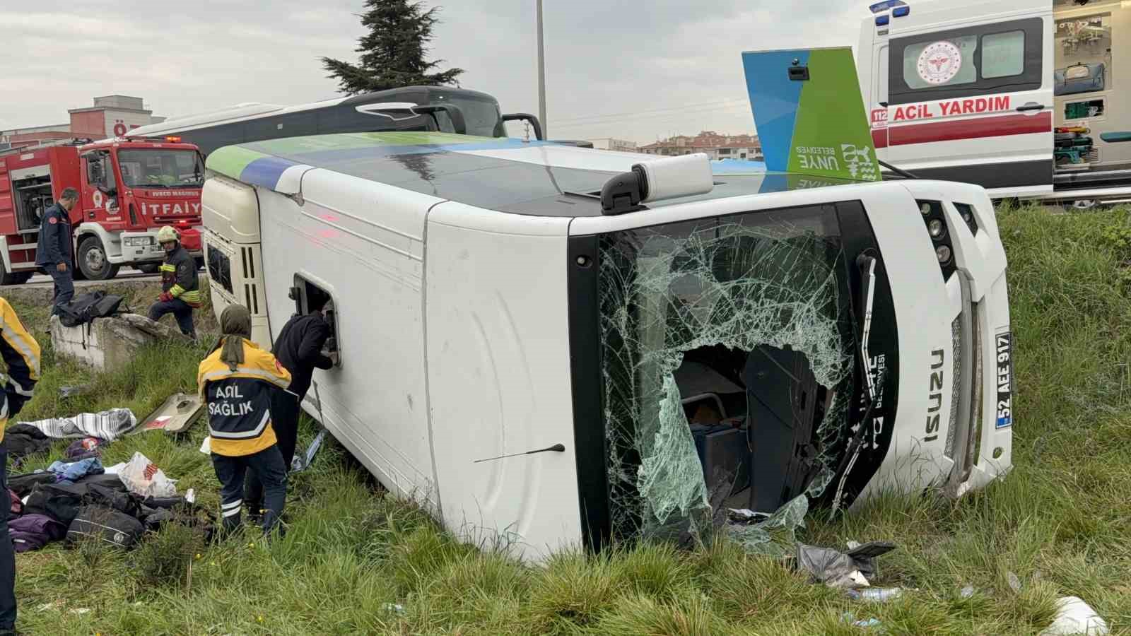 istanbuldan yarismadan donen ogrencileri tasiyan midibus sarampole devrildi 9u ogrenci 15 yarali 2 7VnIHzvr
