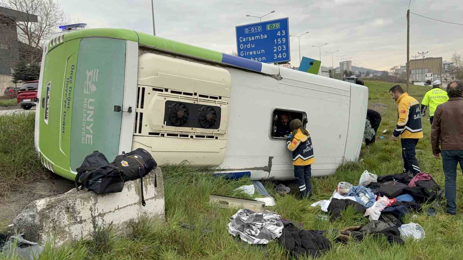 istanbuldan yarismadan donen ogrencileri tasiyan midibus sarampole devrildi 9u ogrenci 15 yarali 3 RjeS84lD