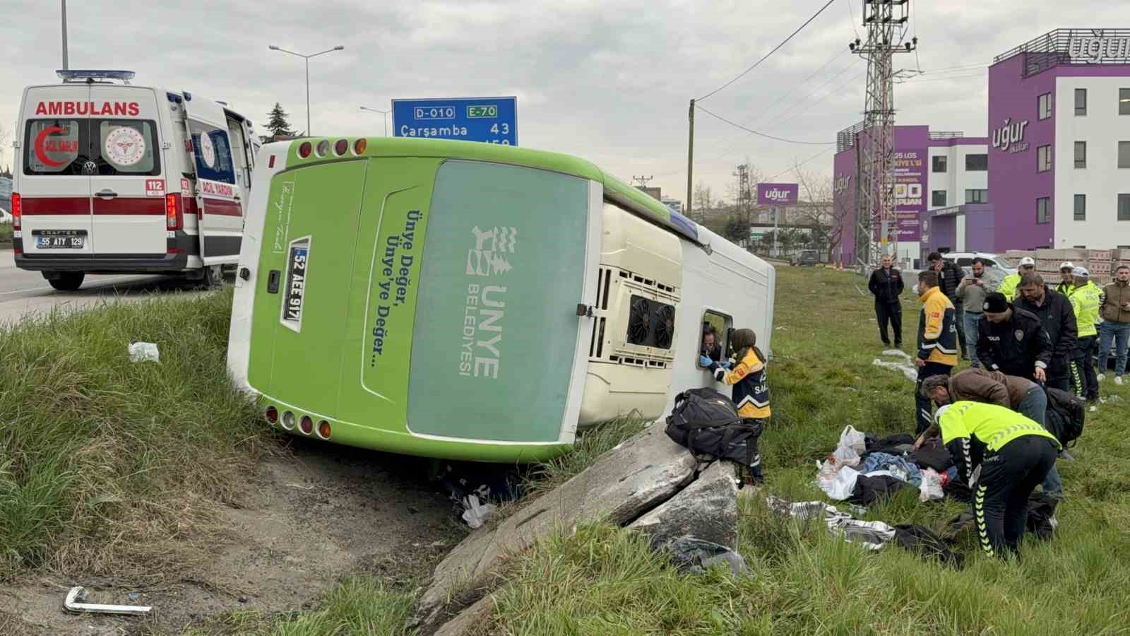 istanbuldan yarismadan donen ogrencileri tasiyan midibus sarampole devrildi 9u ogrenci 15 yarali 5 IzFChLPG