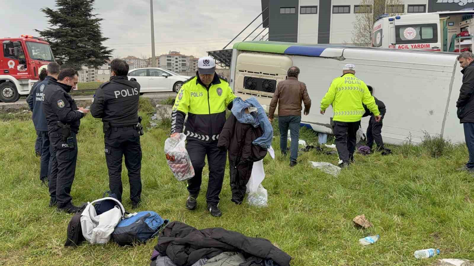istanbuldan yarismadan donen ogrencileri tasiyan midibus sarampole devrildi 9u ogrenci 15 yarali 6 vBmvgReg