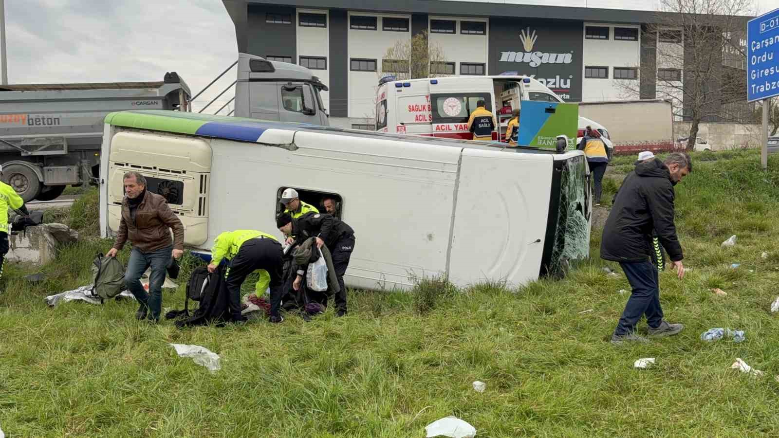 istanbuldan yarismadan donen ogrencileri tasiyan midibus sarampole devrildi 9u ogrenci 15 yarali 7 WuQjhMjY