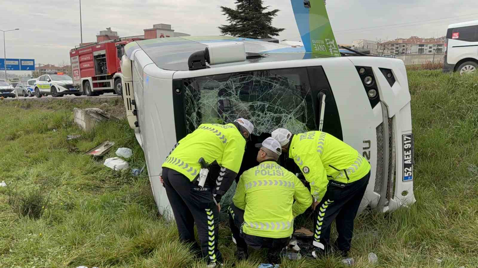 istanbuldan yarismadan donen ogrencileri tasiyan midibus sarampole devrildi 9u ogrenci 15 yarali 8 Qe72KQ7f