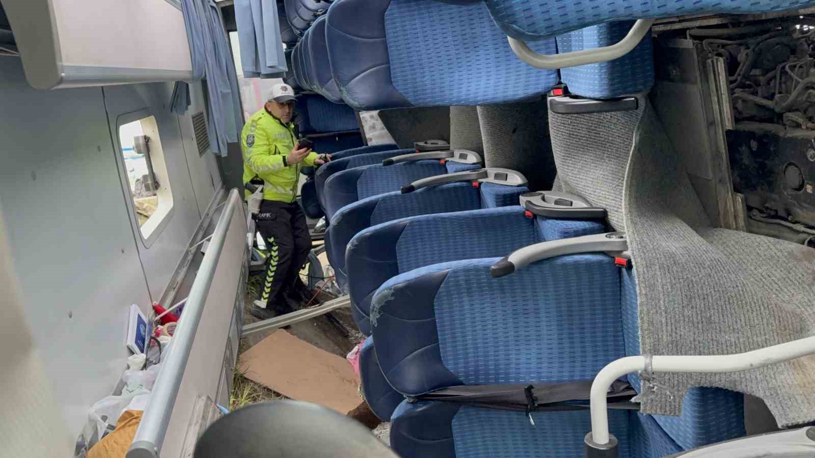 istanbuldan yarismadan donen ogrencileri tasiyan midibus sarampole devrildi 9u ogrenci 15 yarali 9