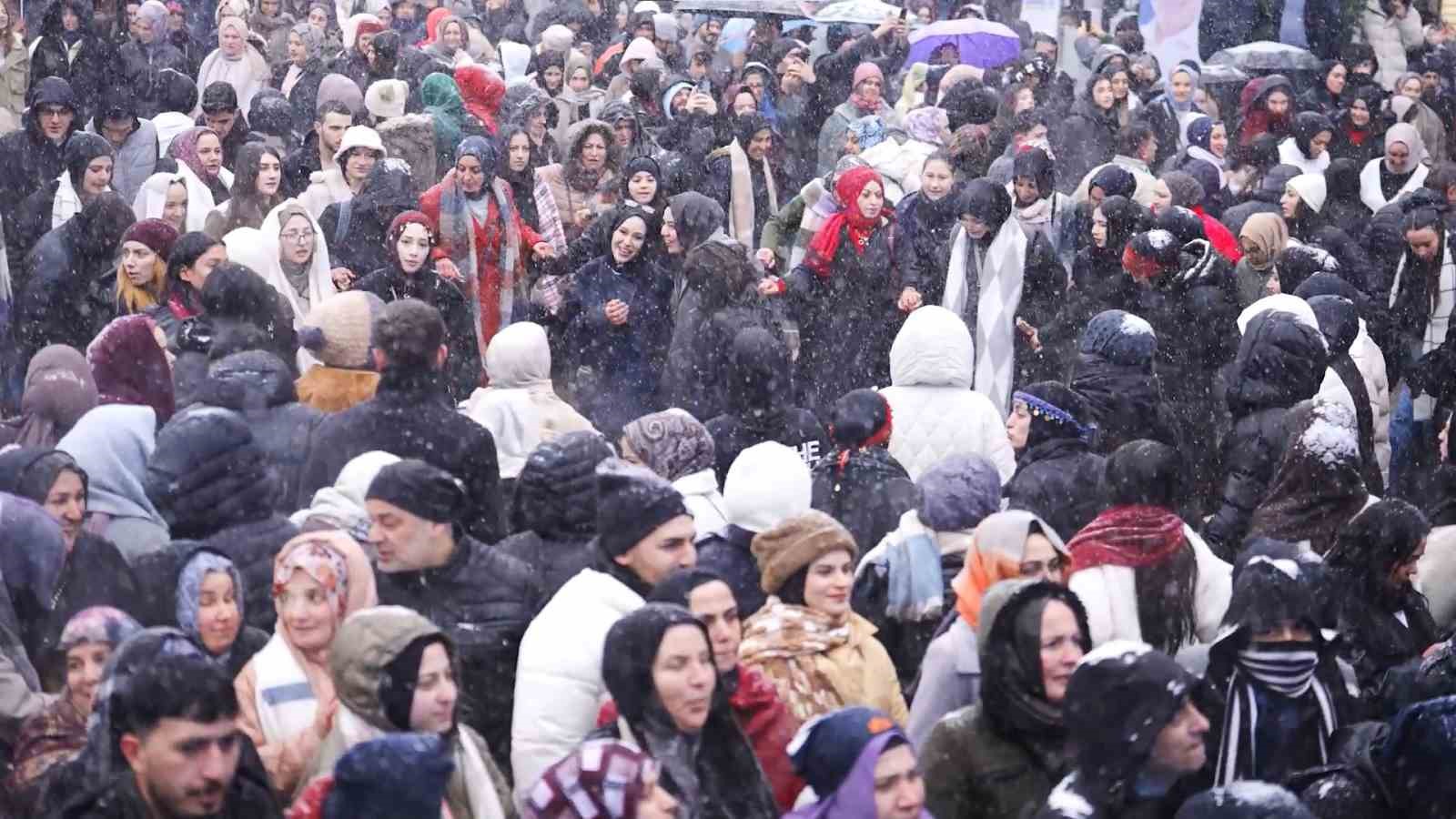 istanbullular eksi derecede kar altinda horon teptiler 1 ryWTRtCu