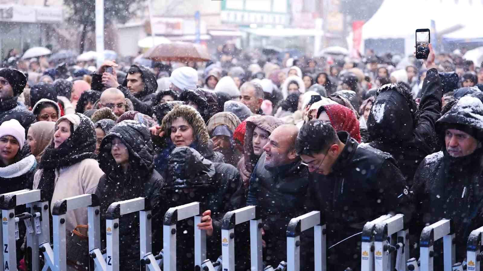 istanbullular eksi derecede kar altinda horon teptiler 2 HUSr1Pav
