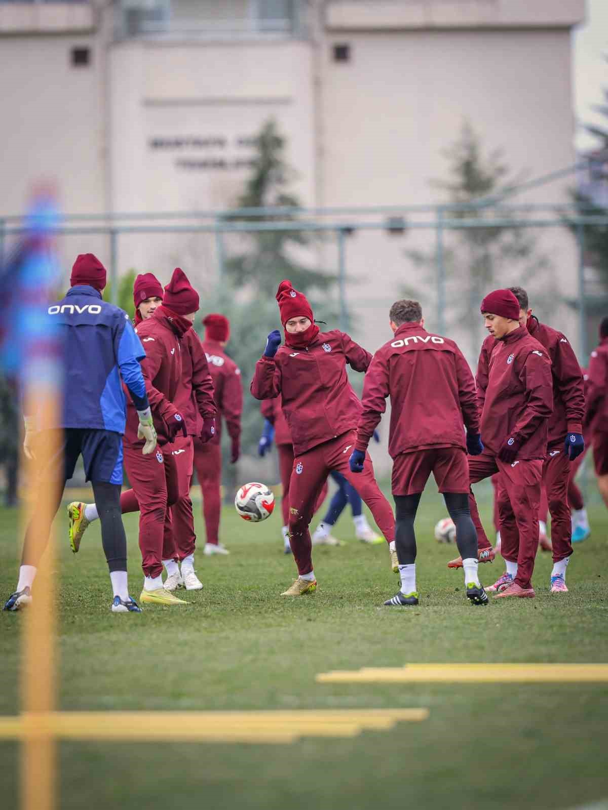 istanbulspor maci hazirliklarini tamamlayan trabzonspor istanbula gitti 3 iQIbTZhA