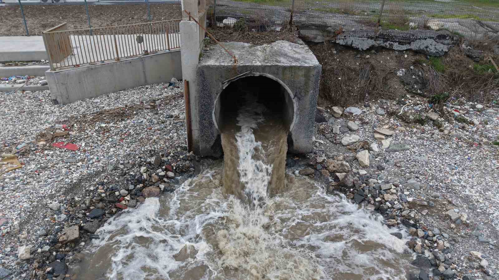 istanbulun atik sulari marmara denizinin rengini degistiriyor 0 R57R2OEh