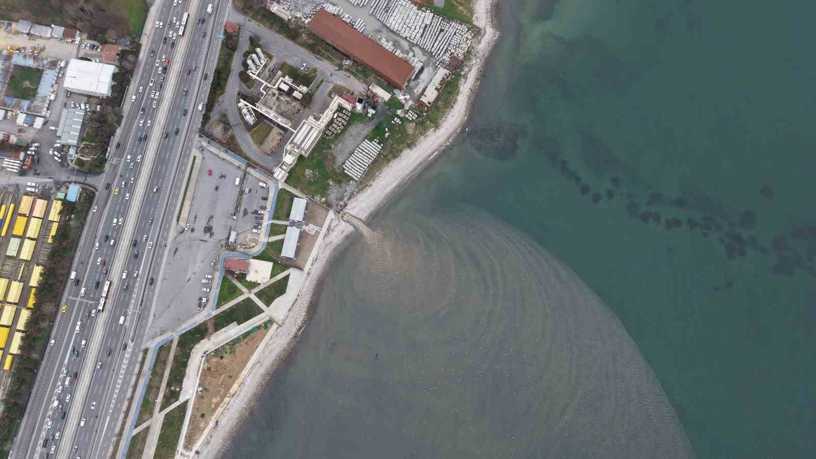 istanbulun atik sulari marmara denizinin rengini degistiriyor 7 asIOYdAX