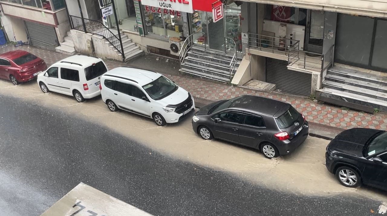 İstanbul’un birçok noktasında sağanak etkili oldu: Yollarda su birikintileri oluştu 4 istanbulun bircok noktasinda saganak etkili oldu yollarda su birikintileri olustu 0 BOCMMsQX