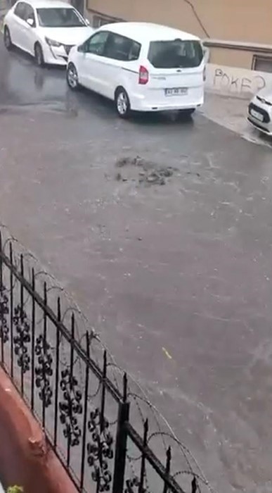 İstanbul’un birçok noktasında sağanak etkili oldu: Yollarda su birikintileri oluştu 6 istanbulun bircok noktasinda saganak etkili oldu yollarda su birikintileri olustu 2 EQhrOyT8