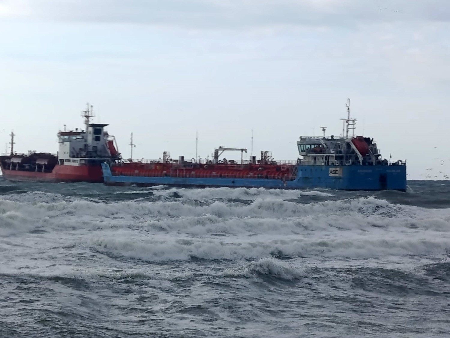 istanbulun florya aciklarinda azerbaycan ve turk bandralli iki tankerden acil durum cagrisi geldi olay C6LQpqMZ