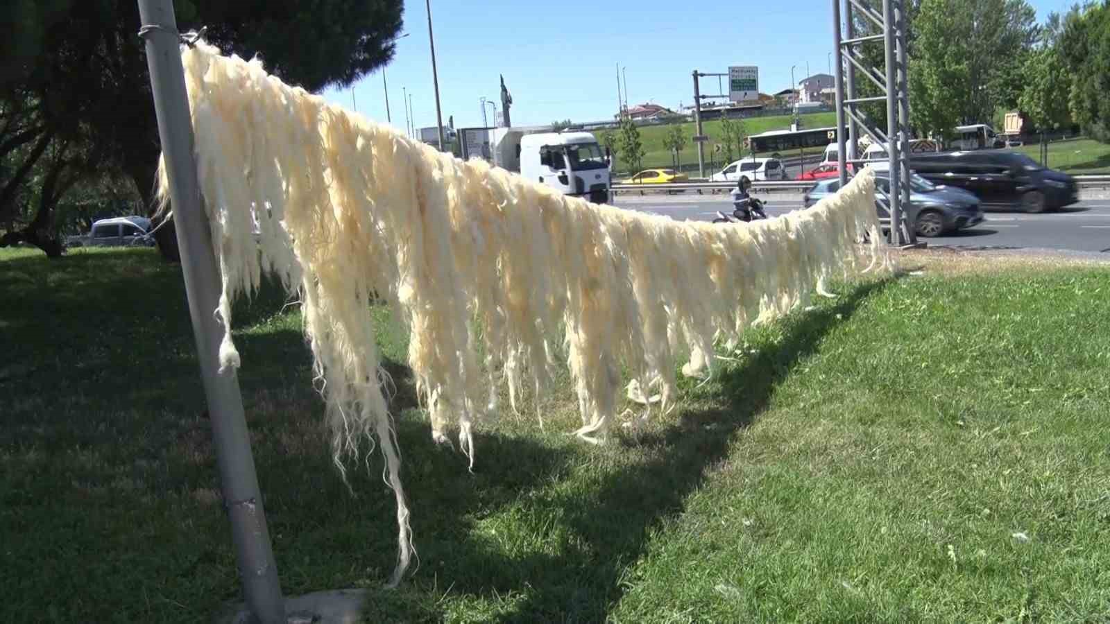istanbulun gobeginde anadolu kulturu yasatiliyor yunlerini anayol kenarinda kurutuyorlar 0 Z8n7VyaL