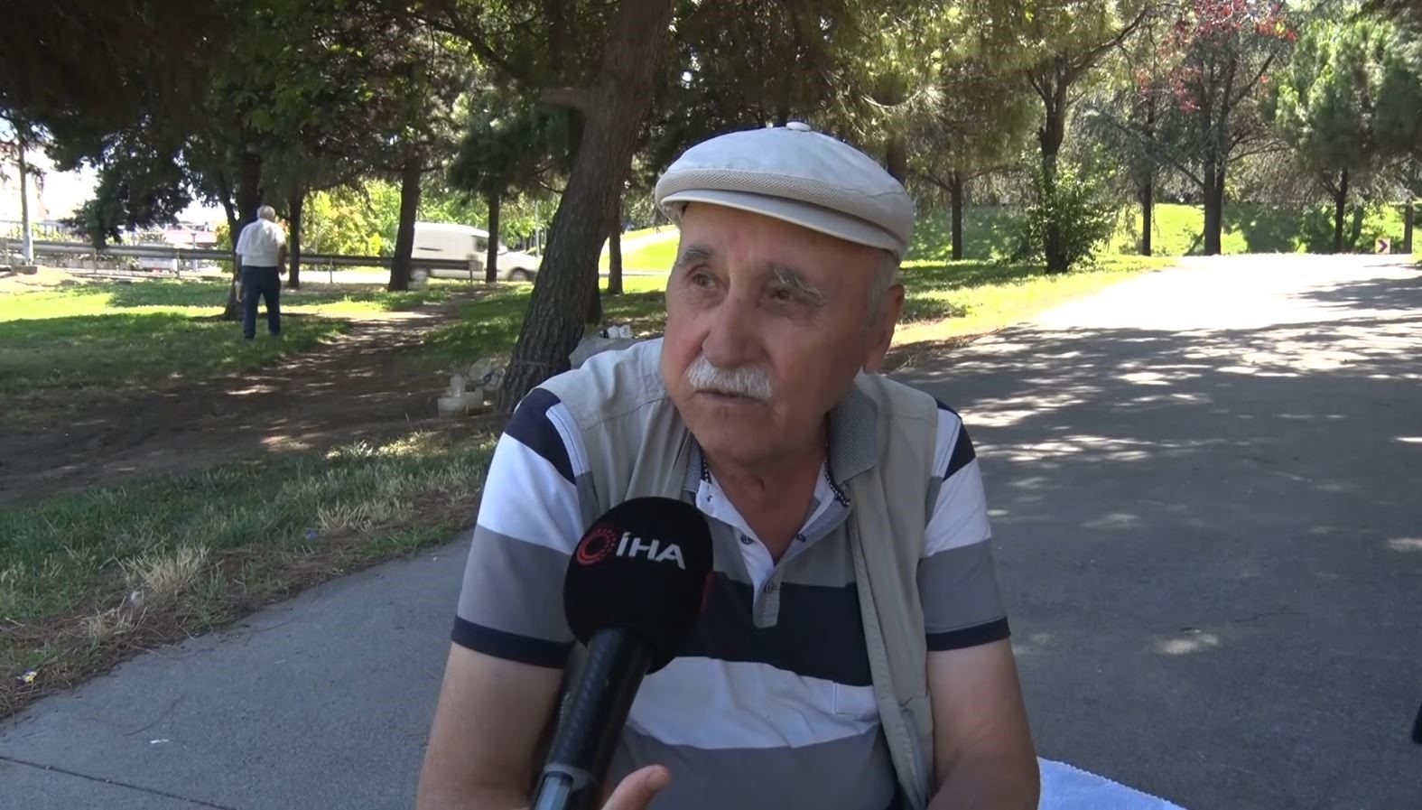 istanbulun gobeginde anadolu kulturu yasatiliyor yunlerini anayol kenarinda kurutuyorlar 3 ZBBeb1Tj