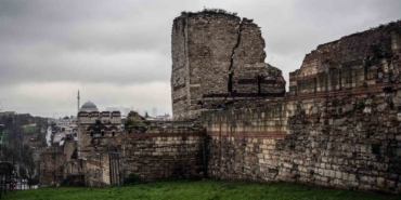 istanbulun-kara-surlari-yikilmak-uzere-6El7C1Hc.jpg