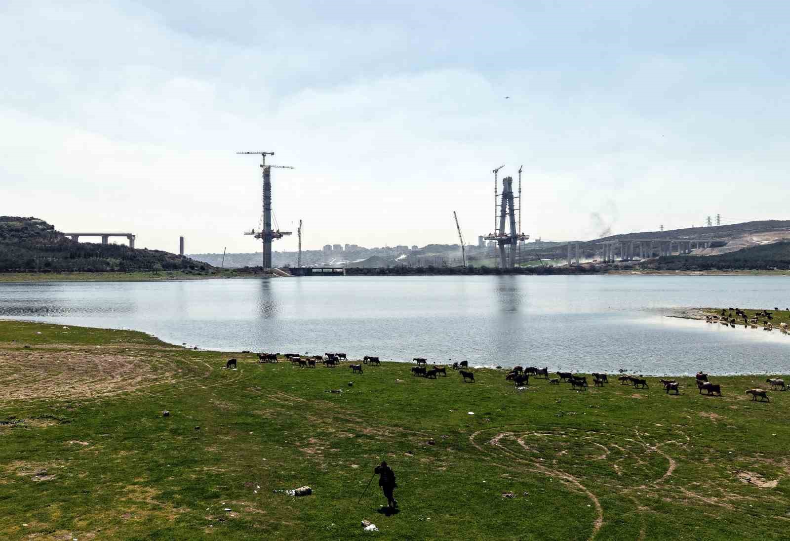 istanbulun yeni yuzu kopru yukselirken keciler merada 0 jwpimI4E