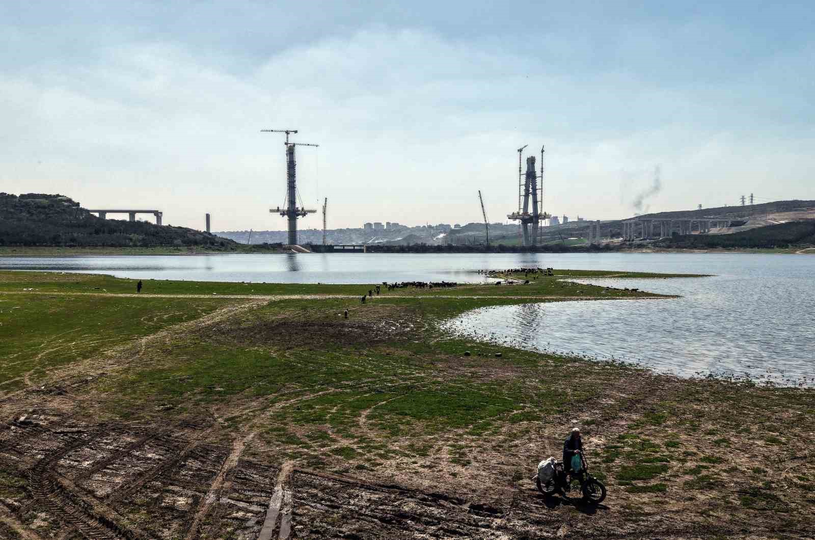 istanbulun yeni yuzu kopru yukselirken keciler merada 2 F5kREbE8