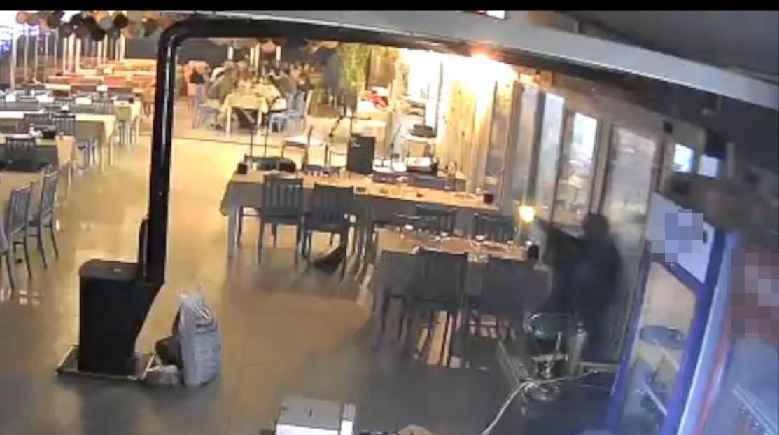 istedigi verilmeyince restorana tufekle saldirdi 1 olu 3 yarali 2 HKLZ2Omp