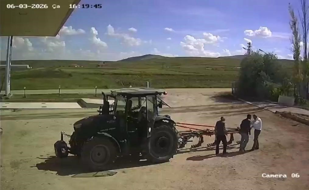 istegi reddedilince dukkan basan saldirgan komsularinin bogazina bicak dayayip aracina hasar verdi 0 d9aTCIyZ