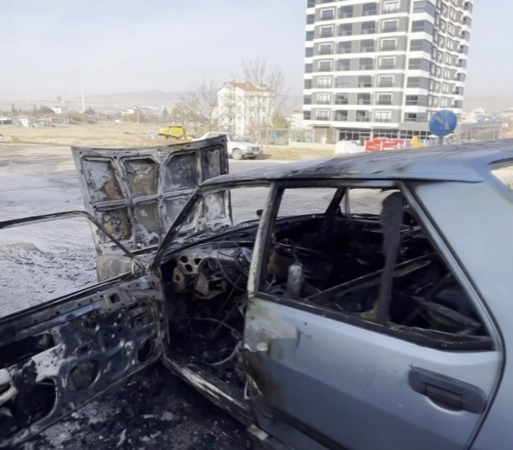 İşten çıkıp eve giderken otomobili yandı 5 isten cikip eve giderken otomobili yandi 1