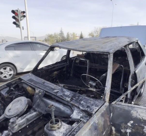 İşten çıkıp eve giderken otomobili yandı 6 isten cikip eve giderken otomobili yandi 2 RM6Snrt7