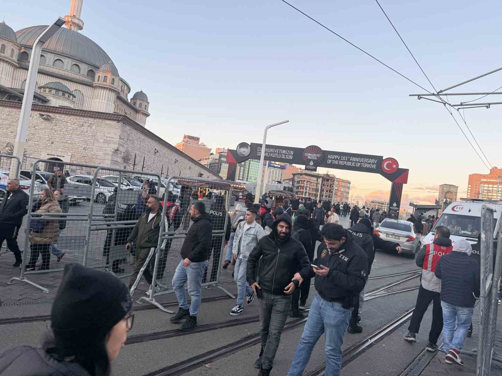 istiklal caddesi girisinde yogun guvenlik onlemi 2 8m3XTvOX