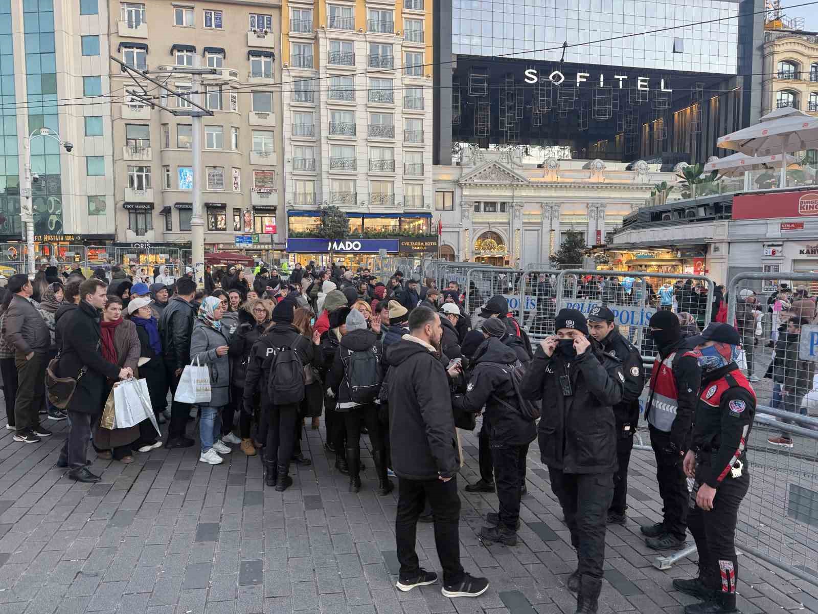 istiklal caddesi girisinde yogun guvenlik onlemi 3 yQlTGBMR
