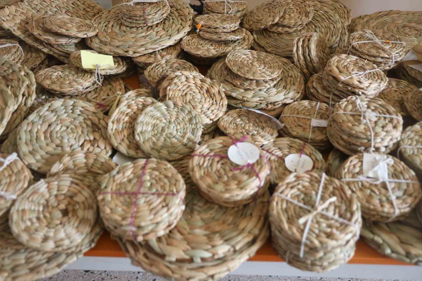 İstilacı su sümbülleri depremzede kadınların ellerinde sanat eserine dönüşüyor 14 istilaci su sumbulleri depremzede kadinlarin ellerinde sanat eserine donusuyor 10