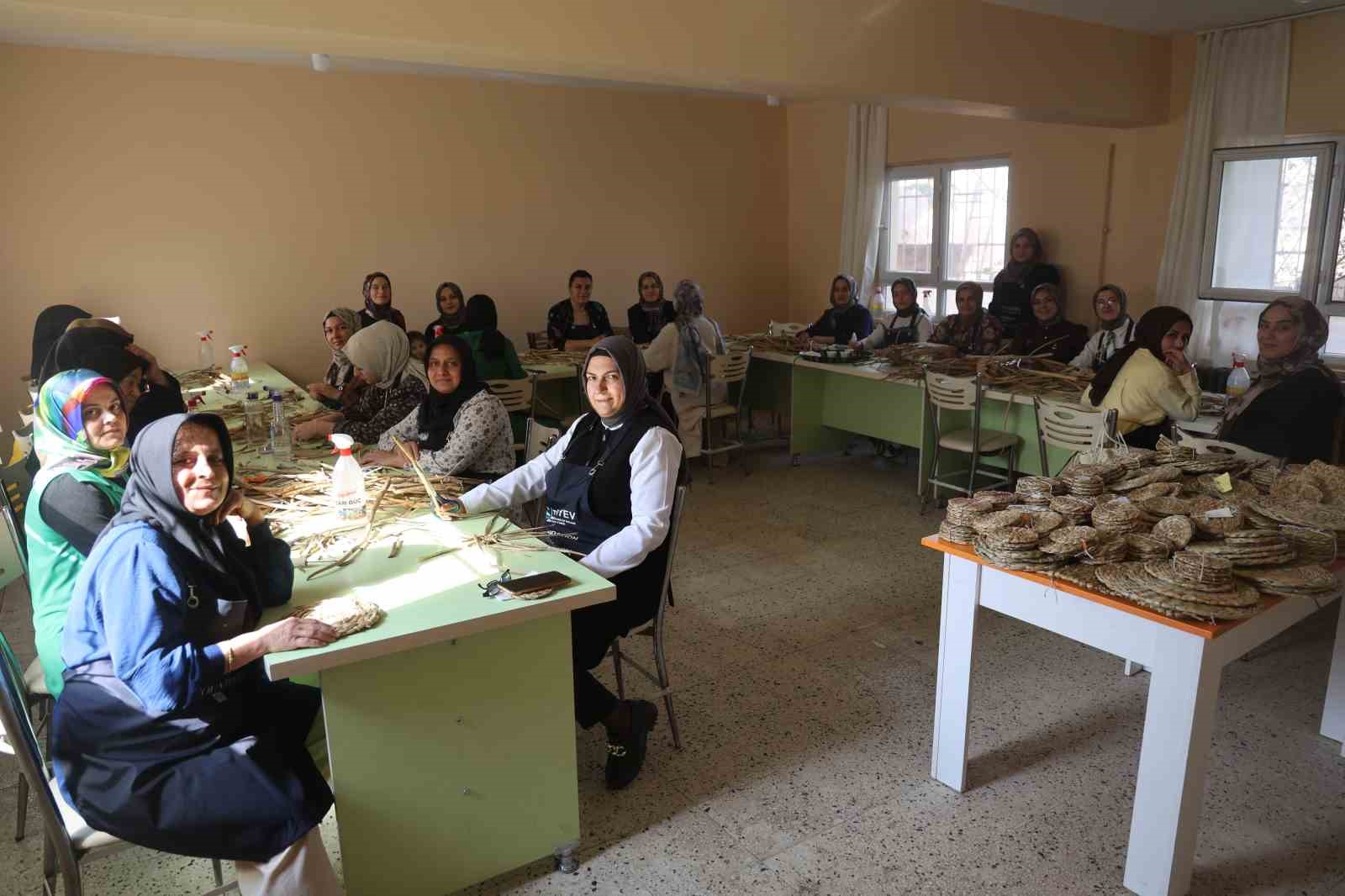 İstilacı su sümbülleri depremzede kadınların ellerinde sanat eserine dönüşüyor 7 istilaci su sumbulleri depremzede kadinlarin ellerinde sanat eserine donusuyor 3