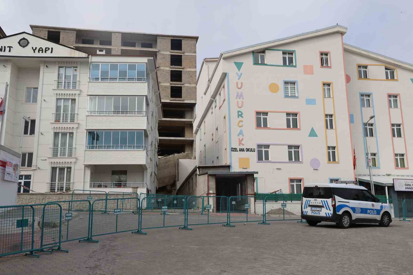 istinat duvari coken insaatta calismalar durduruldu 0 MjghWG9f