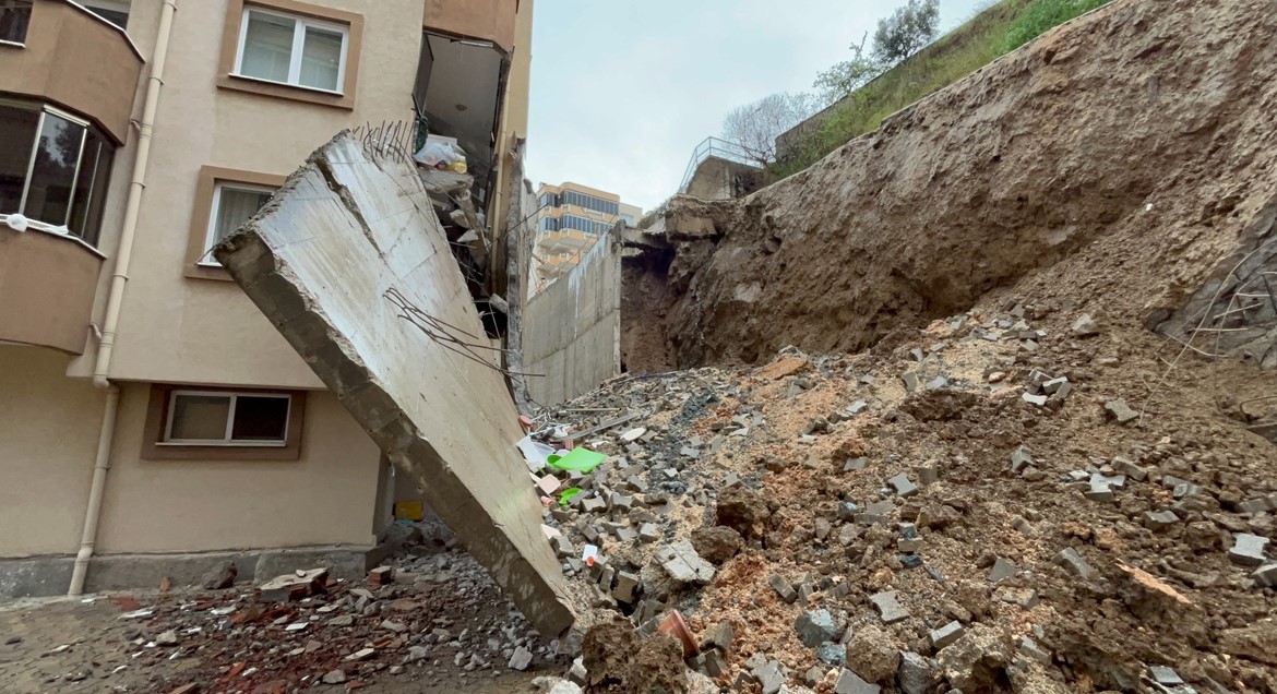 istinat duvari coktu site sakinleri deprem oldugunu sandi 2 GPa8is6a