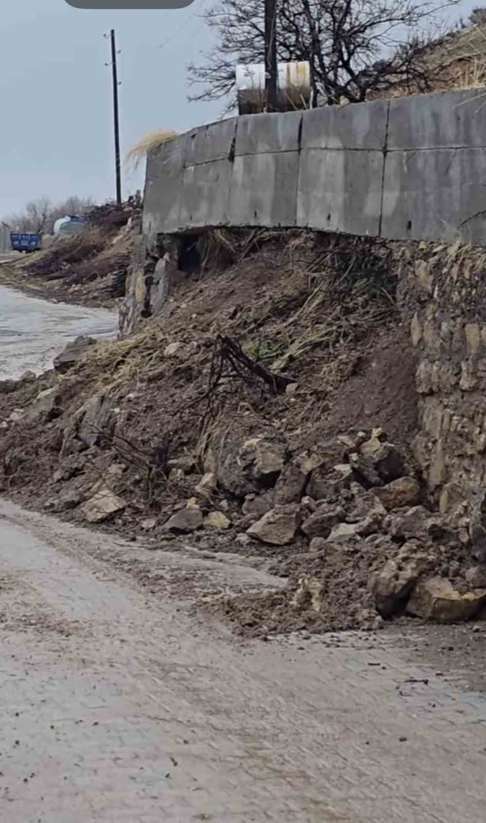 istinat duvari taziye evinin ustune yikildi 1