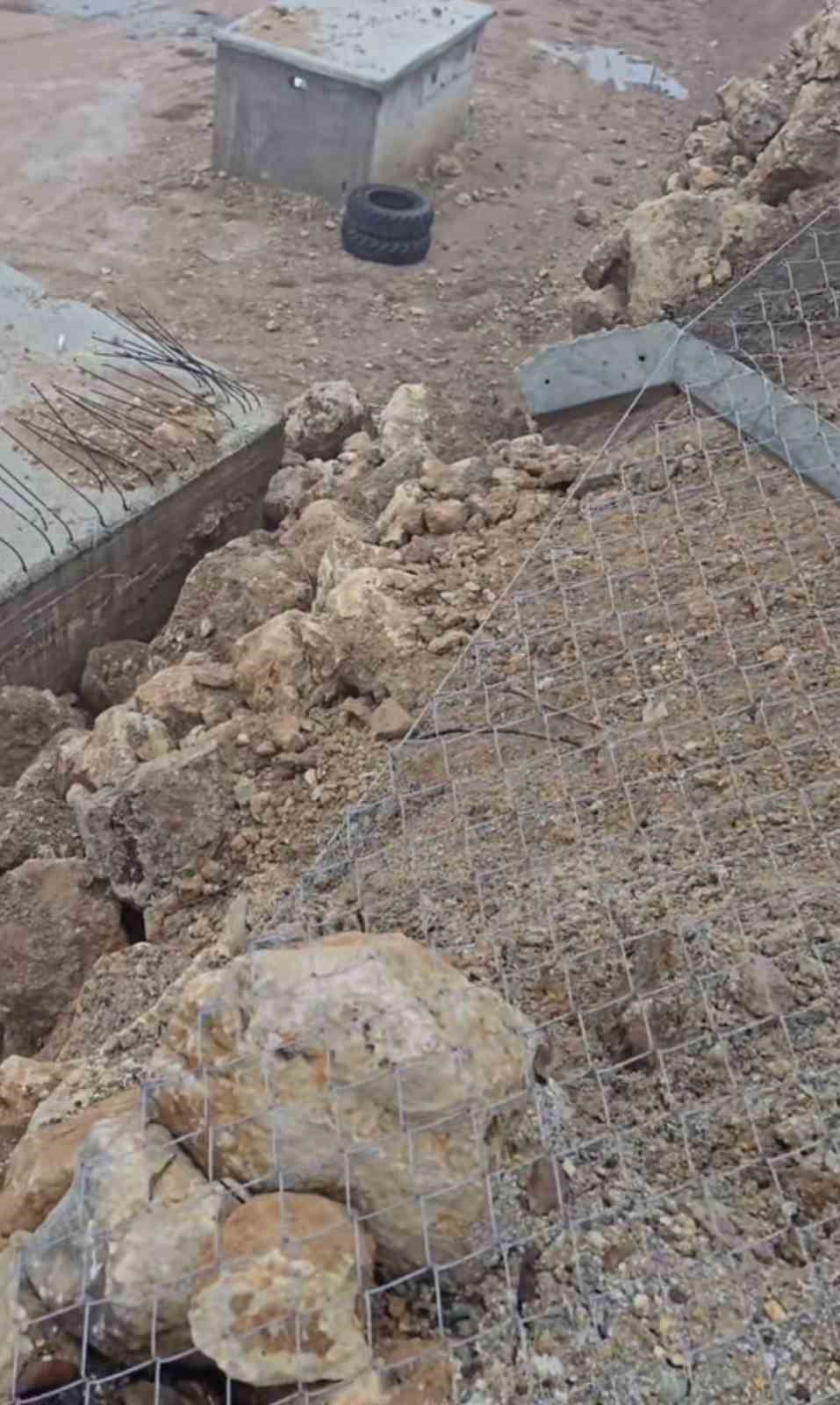istinat duvari taziye evinin ustune yikildi 2 hCQzIgtp