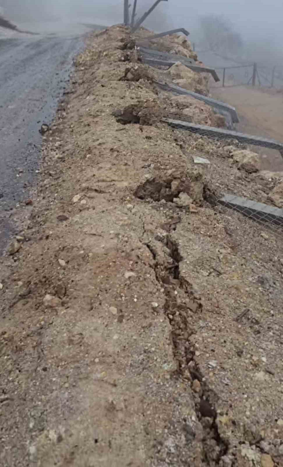 istinat duvari taziye evinin ustune yikildi 3 e2XvETWj
