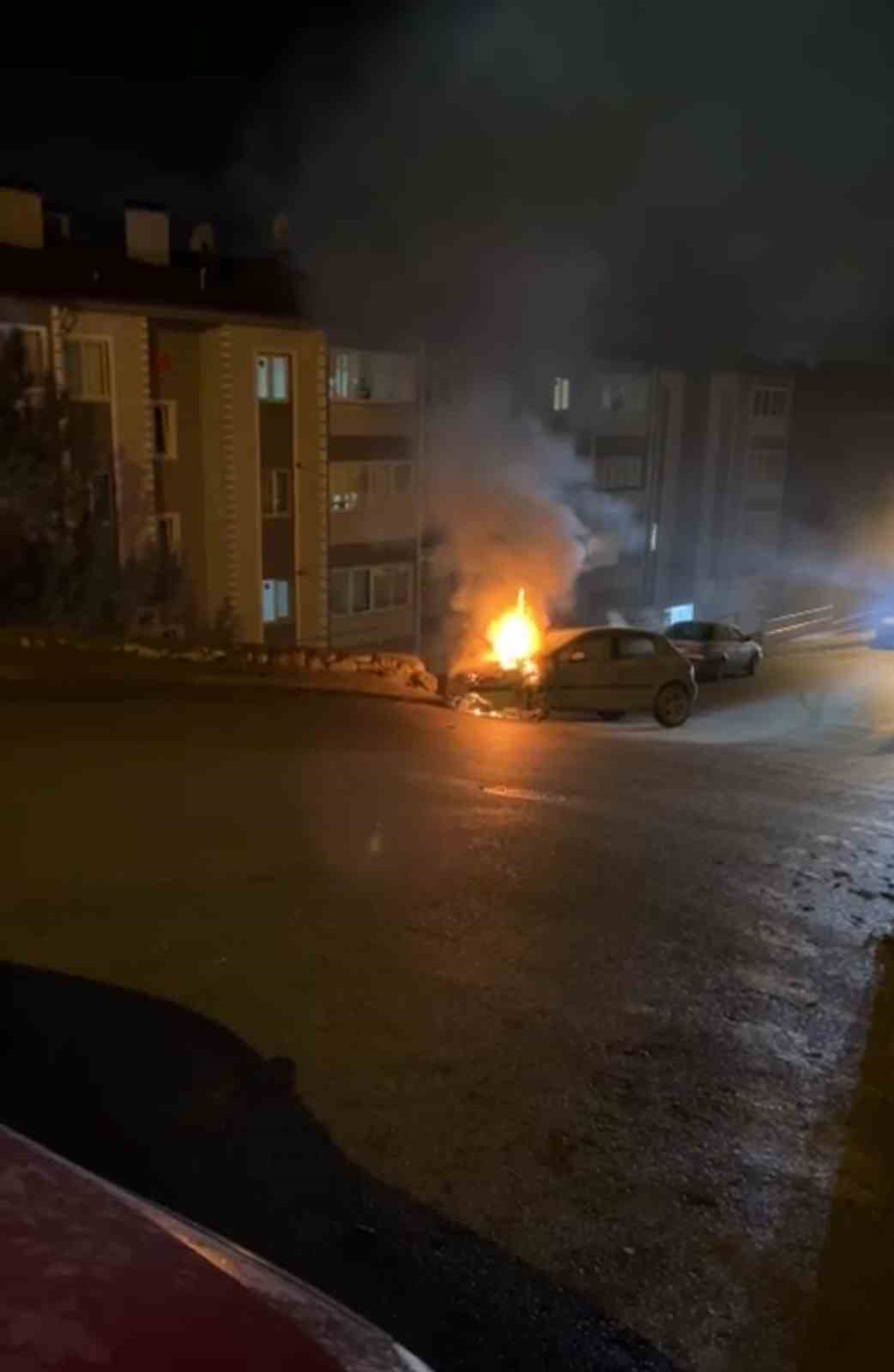 istinat duvarina carpan otomobil alev aldi 0 dHahJnBf