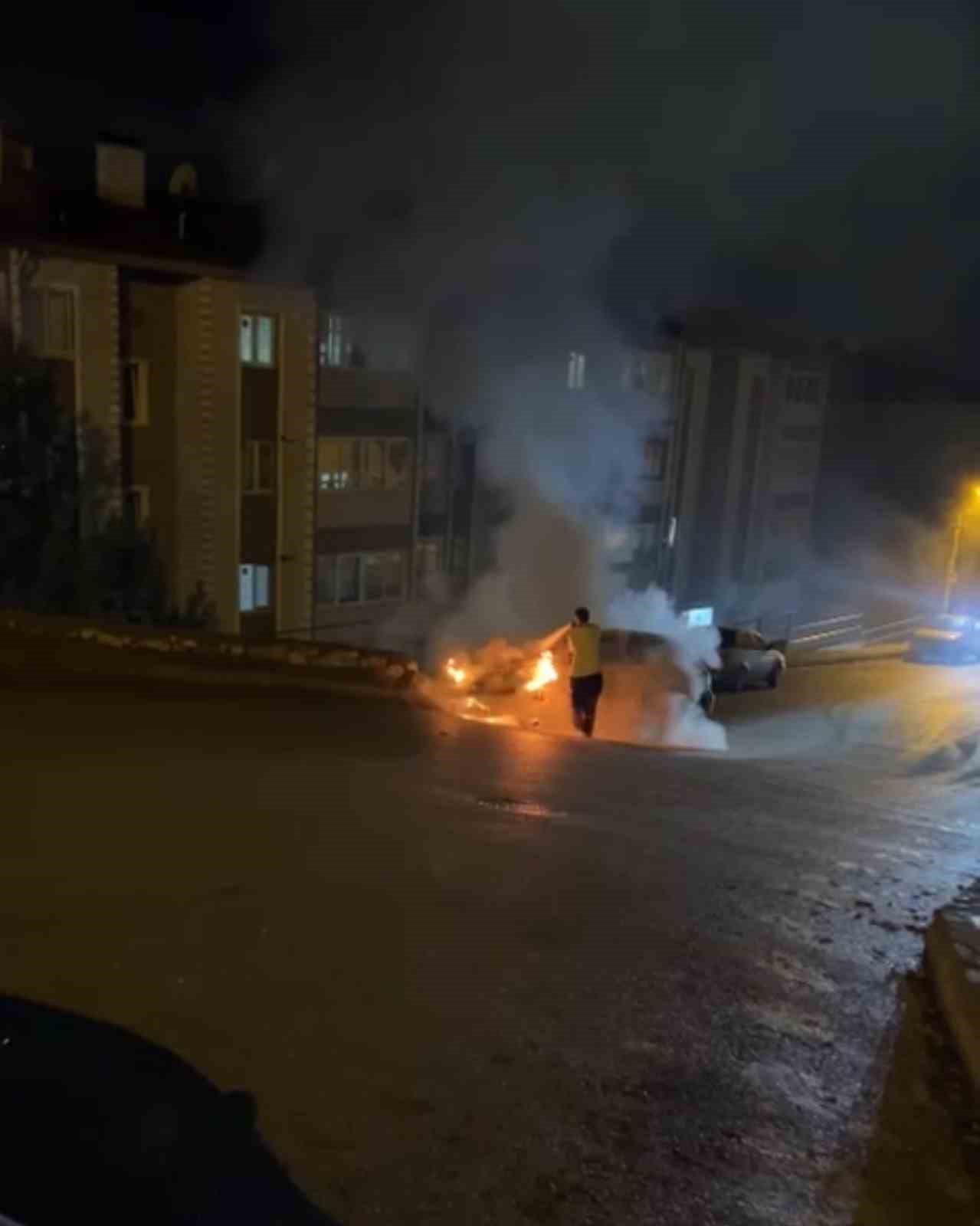 istinat duvarina carpan otomobil alev aldi 1 3jAvSfAl