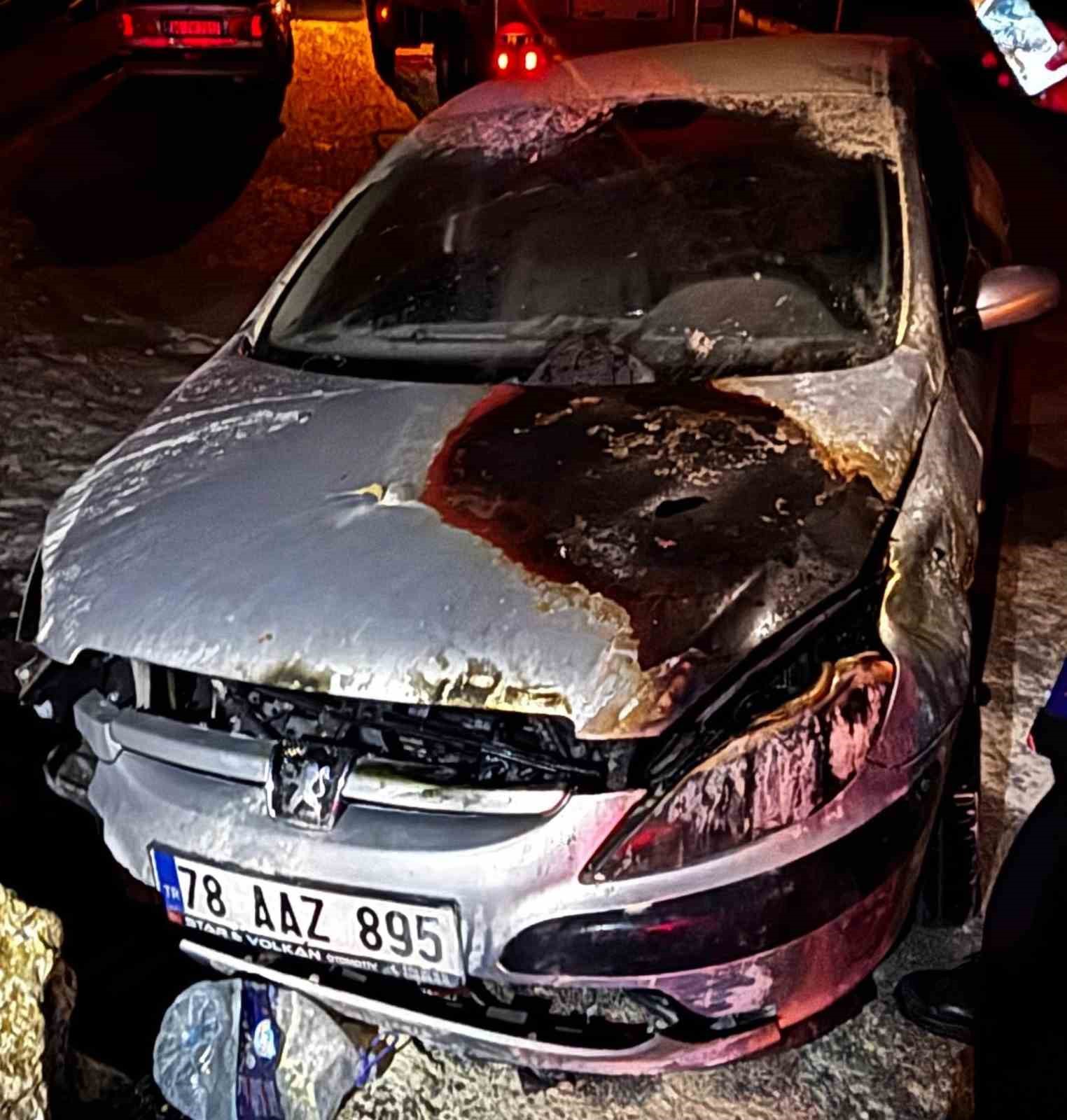 istinat duvarina carpan otomobil alev aldi 3 g3LlucOW