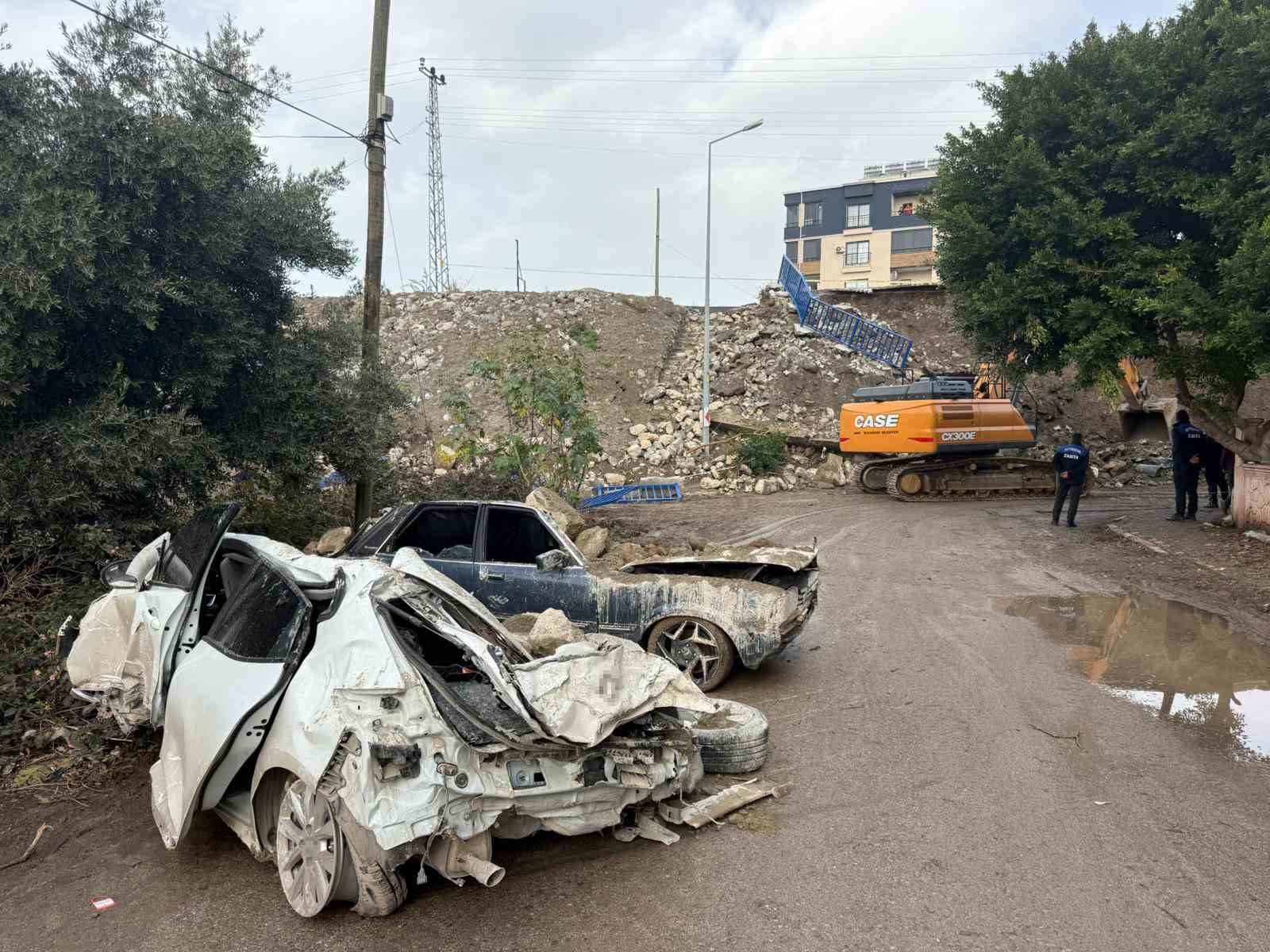 İstinat duvarının altında kalan araçlar demir yığını haline geldi 5 istinat duvarinin altinda kalan araclar demir yigini haline geldi 1 uB3p5eA4