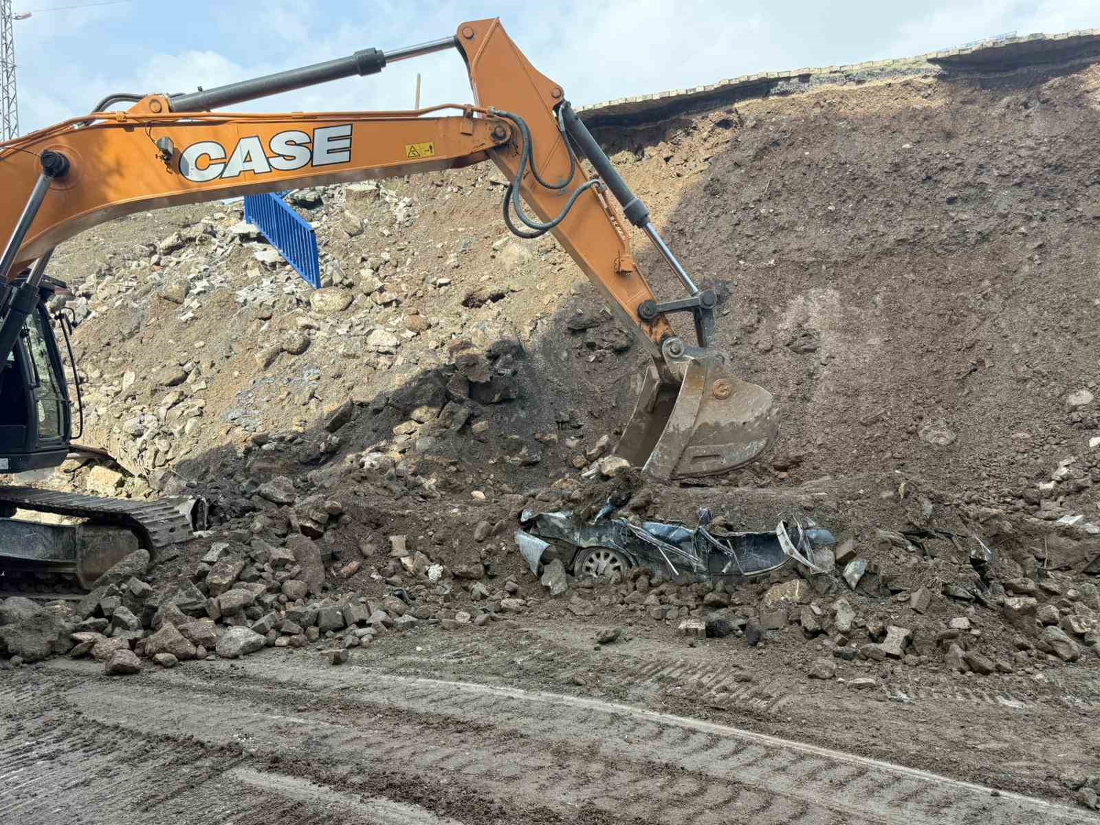 İstinat duvarının altında kalan araçlar demir yığını haline geldi 6 istinat duvarinin altinda kalan araclar demir yigini haline geldi 2 Gm7Y82QQ