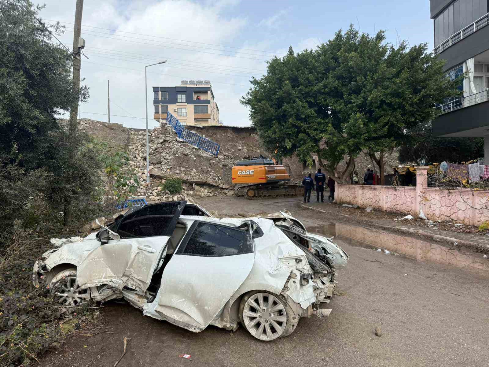İstinat duvarının altında kalan araçlar demir yığını haline geldi 7 istinat duvarinin altinda kalan araclar demir yigini haline geldi 3 fHE2Nqwe