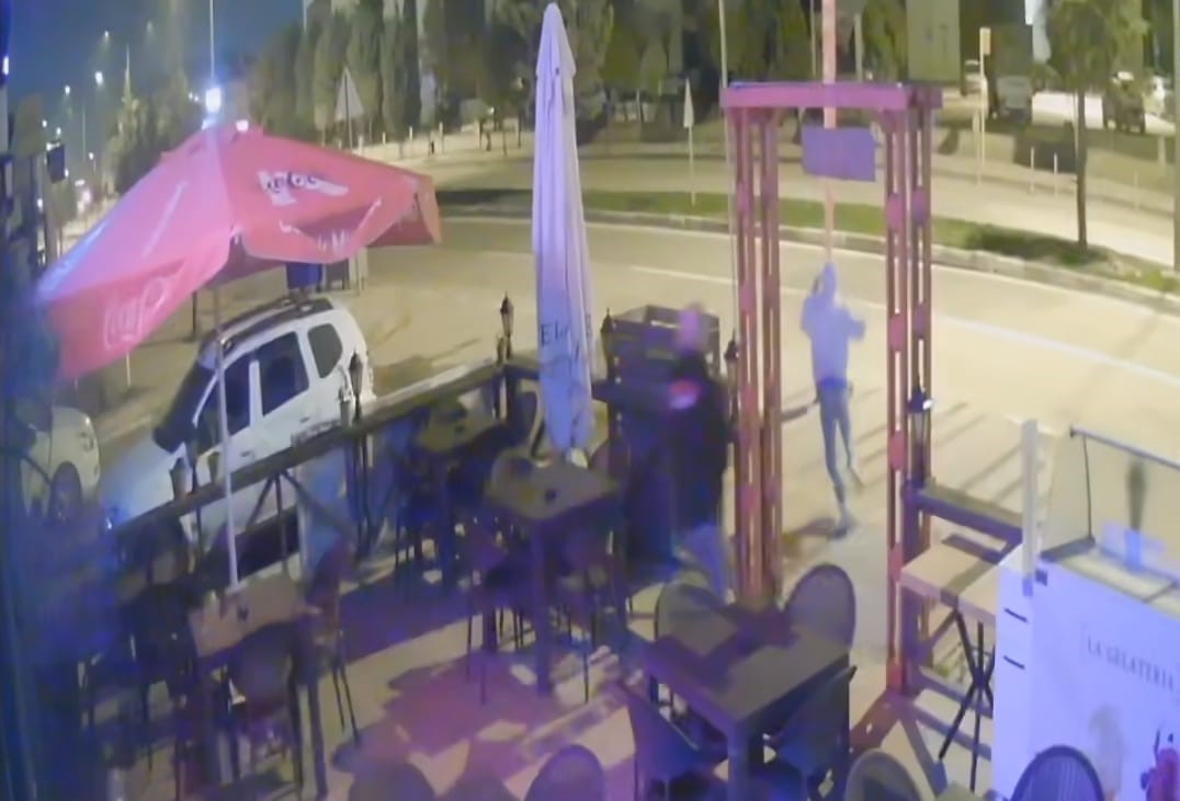 isyerine defalarca giren hirsizi sopayla kovaladi o anlar kamerada 1 SG9KZPWm