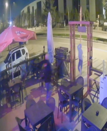 isyerine-defalarca-giren-hirsizi-sopayla-kovaladi-o-anlar-kamerada-STlSI7GE.jpg