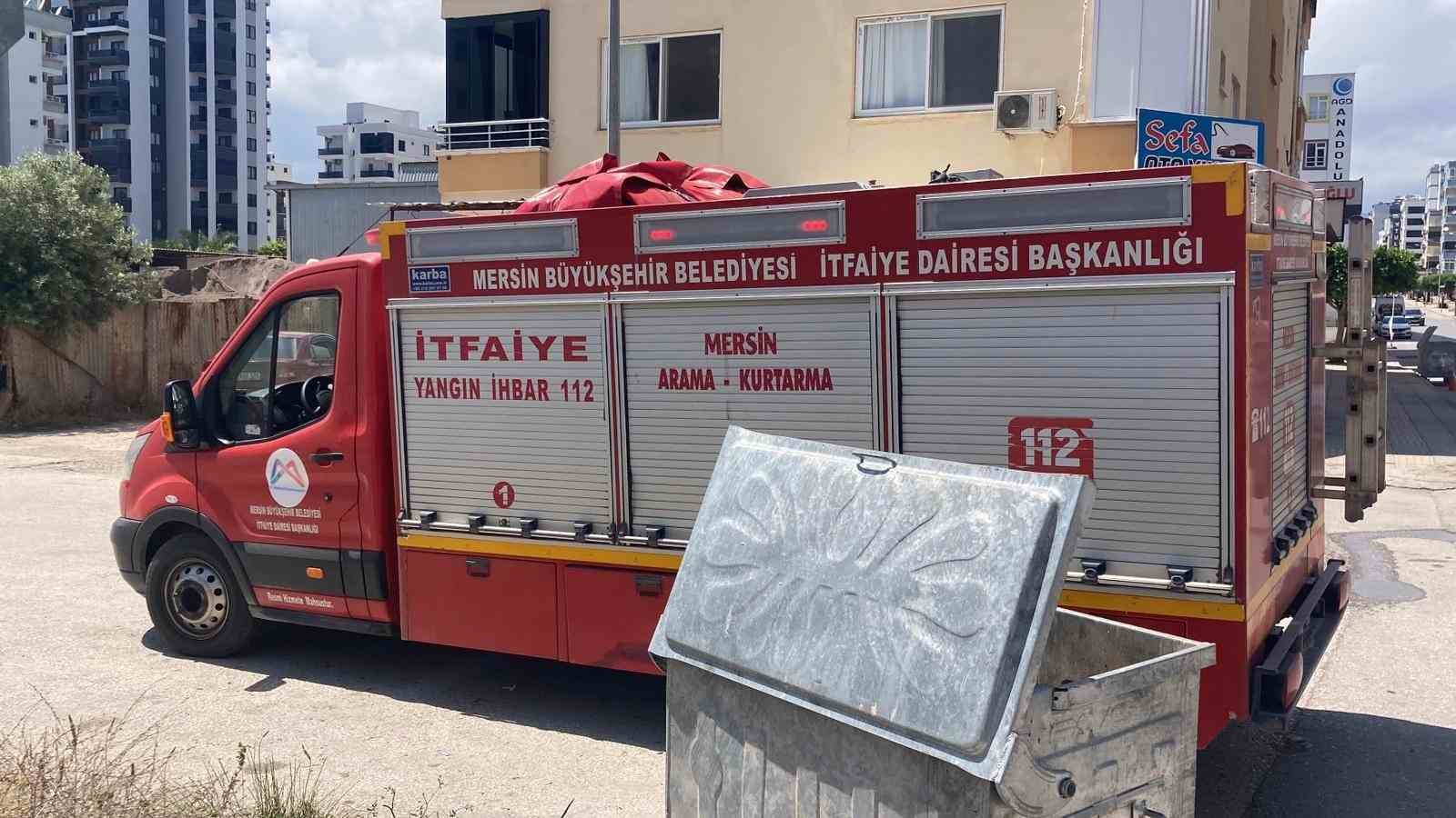 isyerinin arkasindaki esyalar yandi cevreyi kara dumanlar kapladi 0 OuSXDlR4
