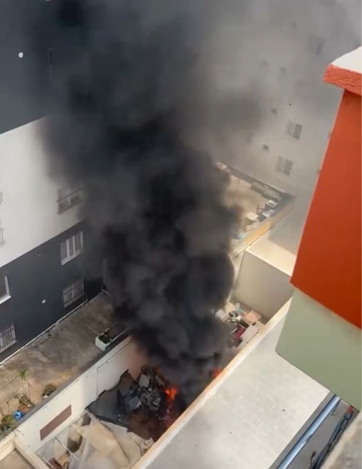 isyerinin arkasindaki esyalar yandi cevreyi kara dumanlar kapladi 1