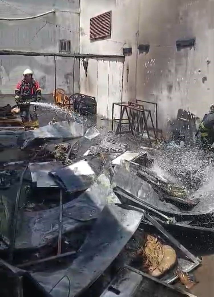 isyerinin arkasindaki esyalar yandi cevreyi kara dumanlar kapladi 3 kTnsBB98