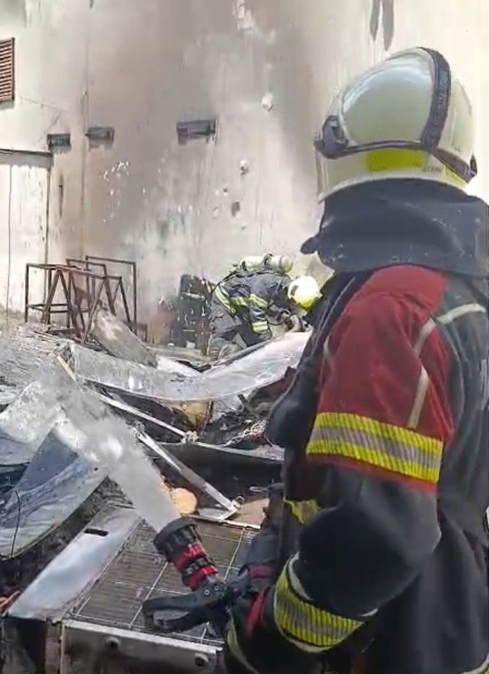 isyerinin arkasindaki esyalar yandi cevreyi kara dumanlar kapladi 4 vFtS34jb