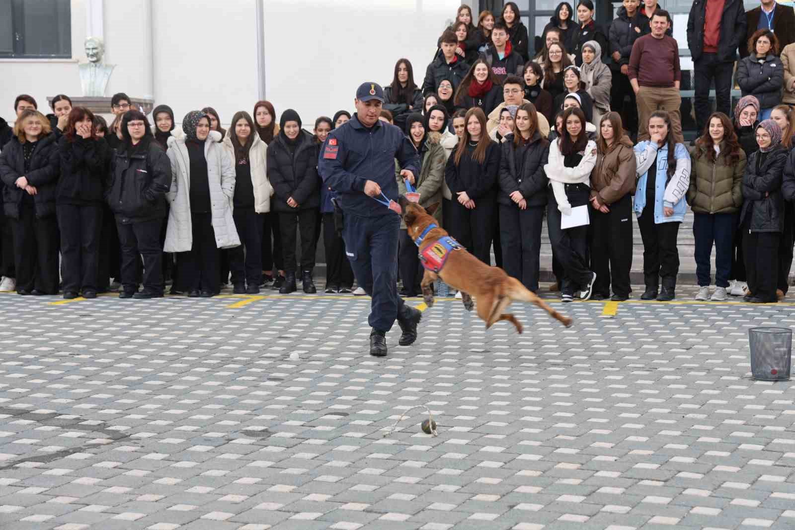 itaat kopegi nefesten ogrencilere nefes kesen gosteri 0 sjHNdfQS