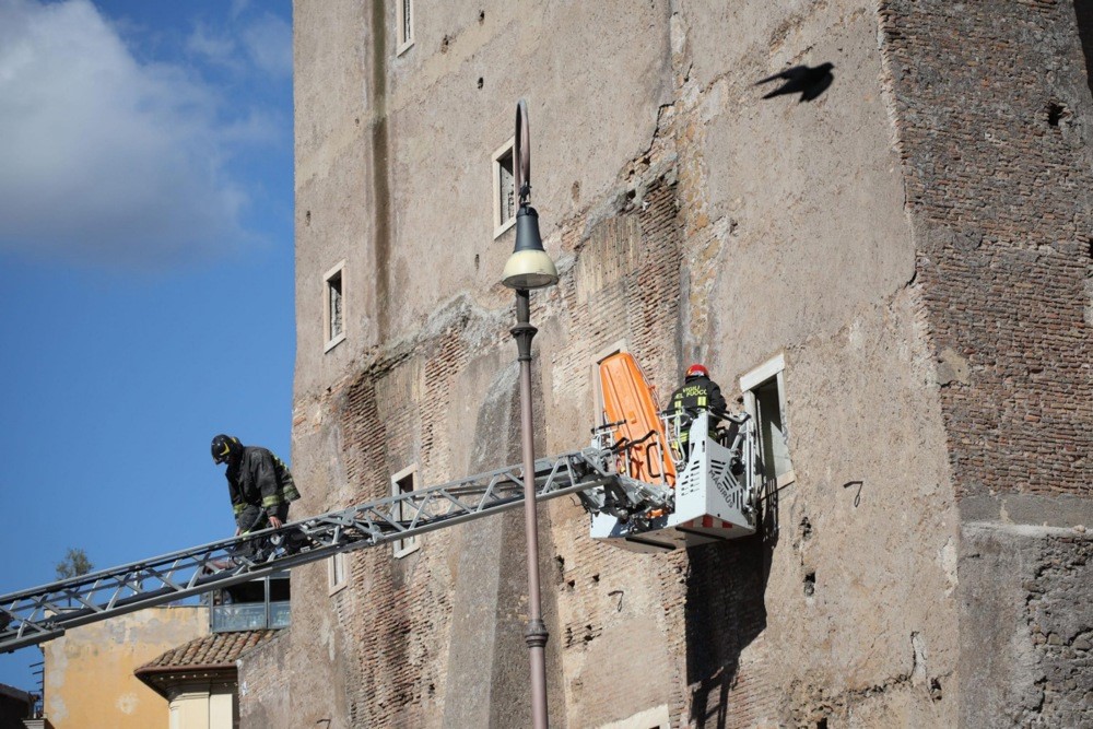 italyada coken orta caga ait kule enkazinda kalan isci hayatini kaybetti 1 jVhfazHl