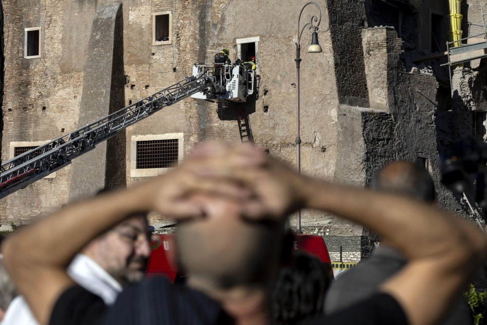 italyada coken orta caga ait kule enkazinda kalan isci hayatini kaybetti 4 SAGVCiWh
