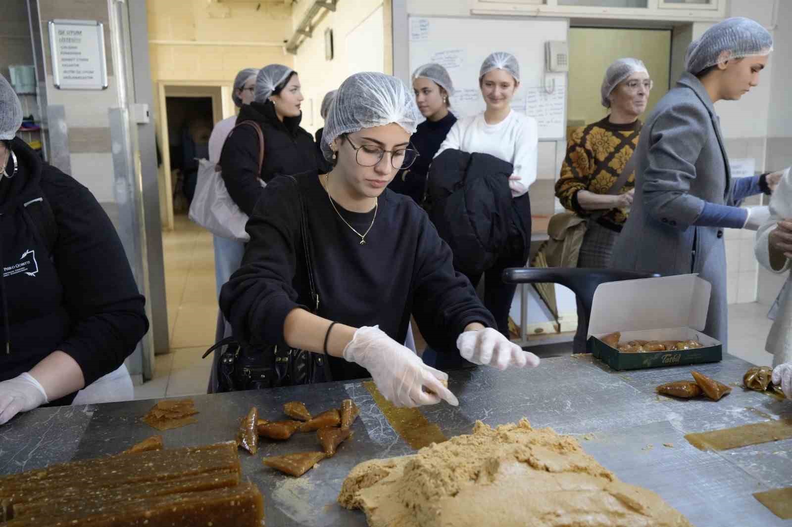 italyan erasmus ogrencileri gumushanede pestil kome ustasi oldu 8 6is5T3Ge